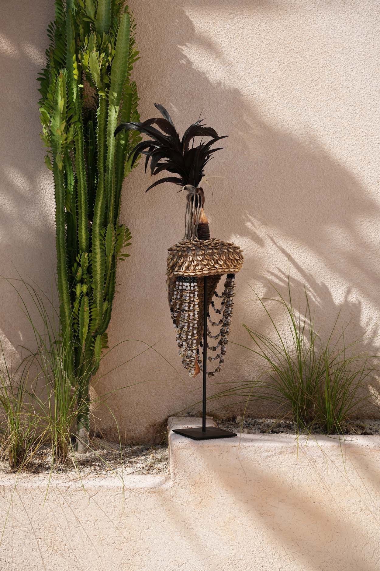 the-shell-hat-on-stand-natural-black