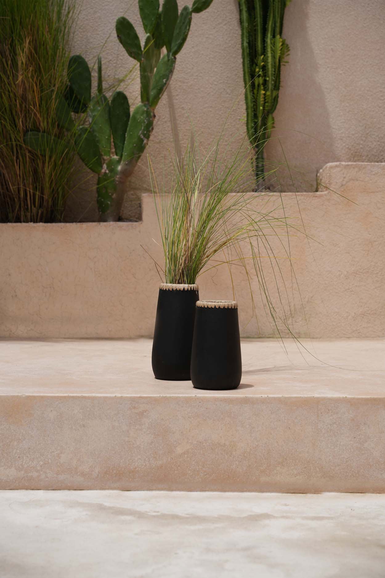 the-sneaky-vase-black-natural-l