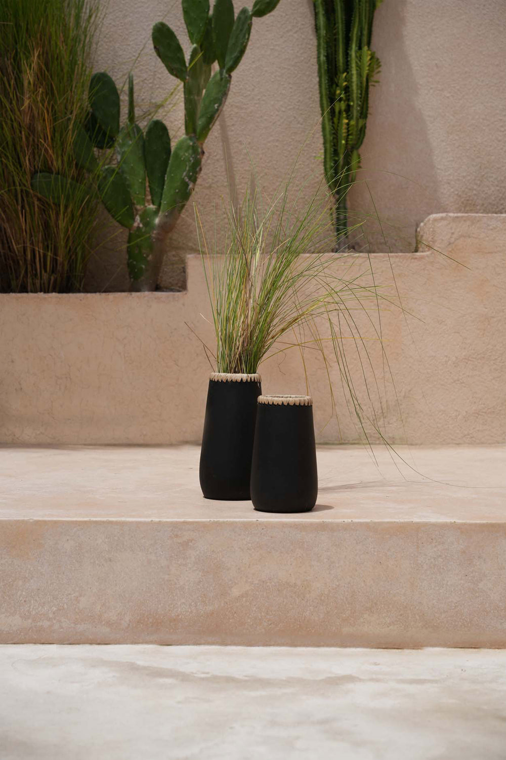 the-sneaky-vase-black-natural-l