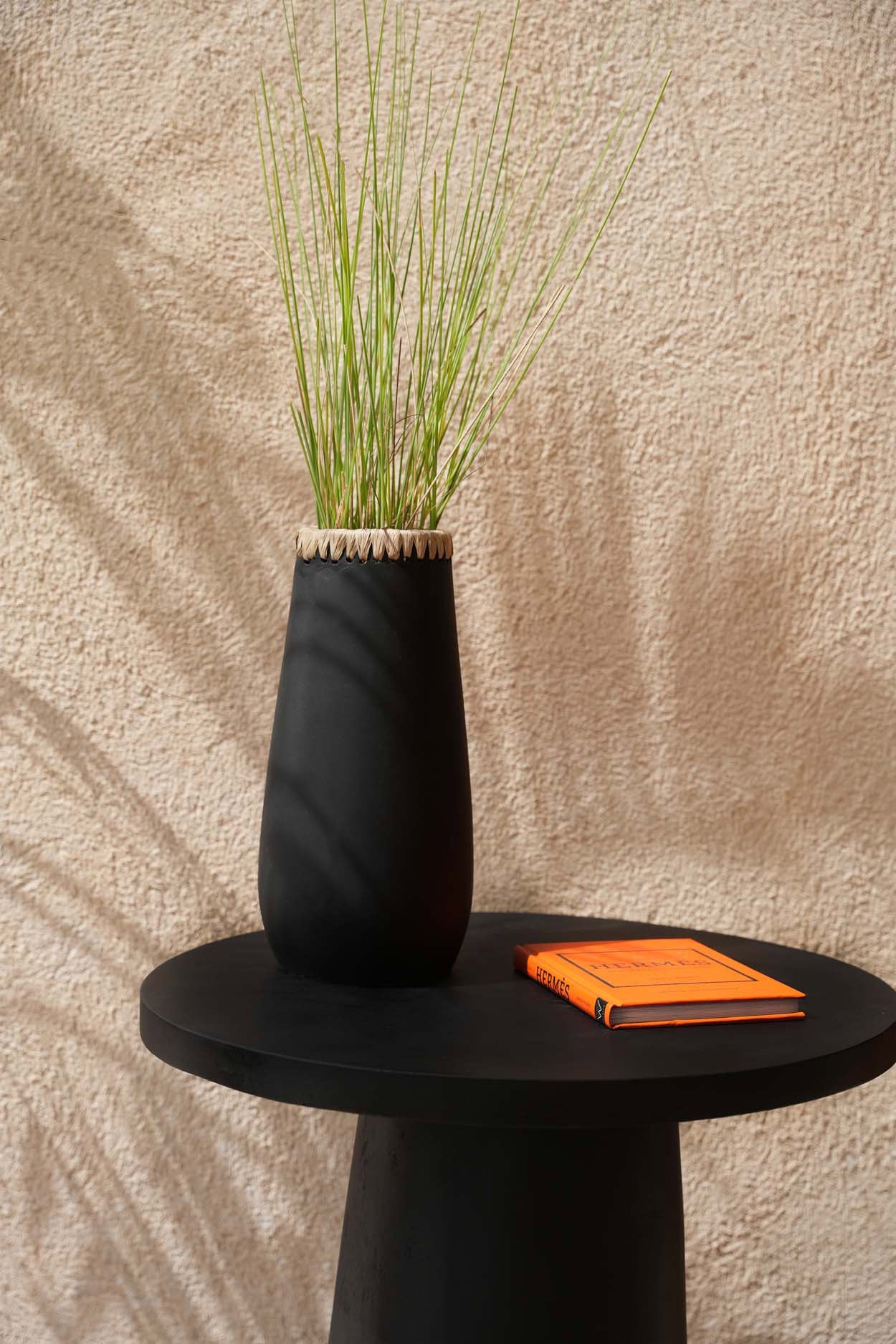 the-sneaky-vase-black-natural-l