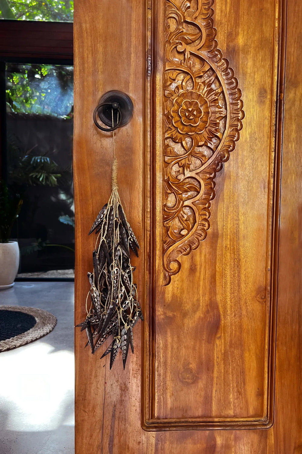 the-unicorn-shell-tassel-brown