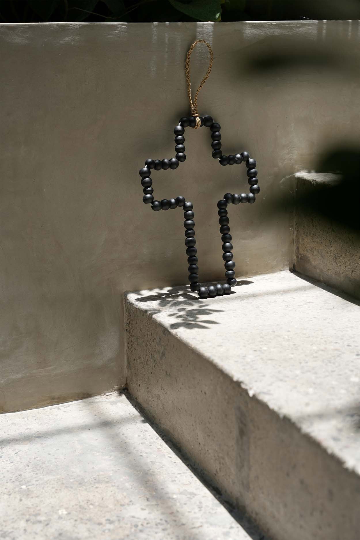the-wooden-cross-black