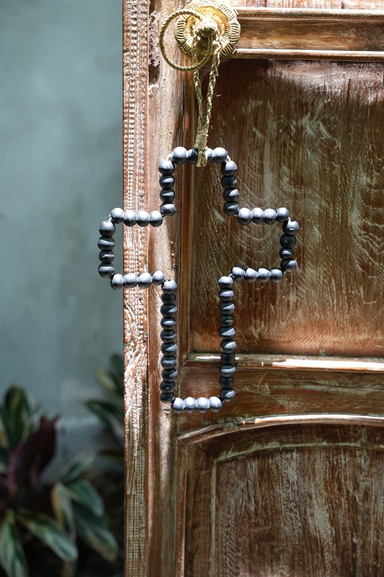 the-wooden-cross-black