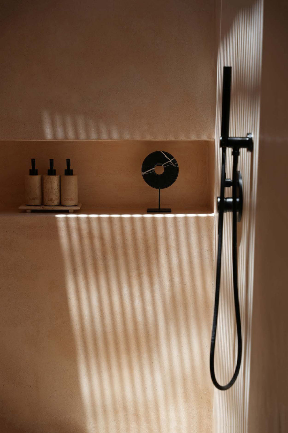 the-marble-disc-on-stand-black-m