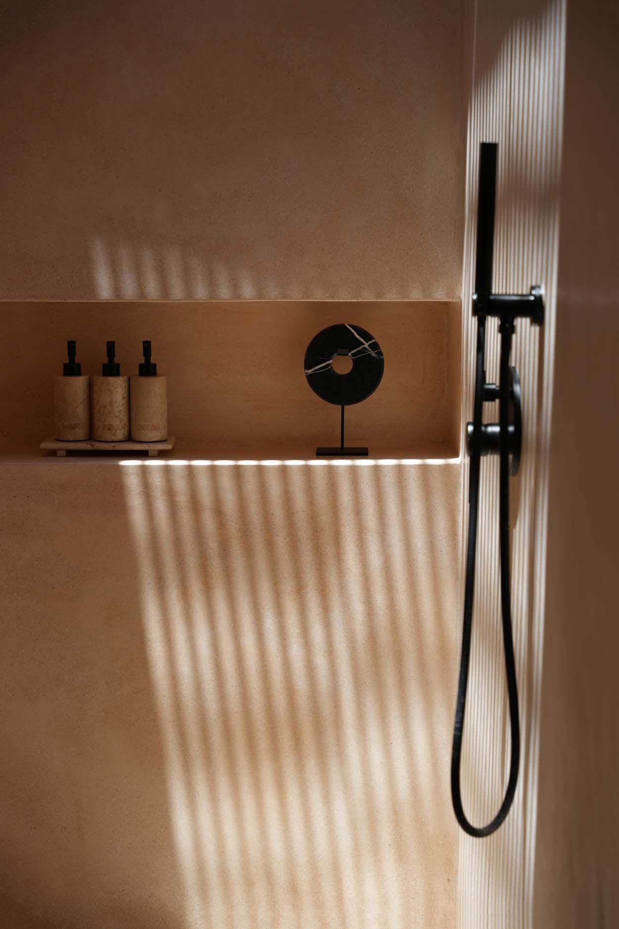 Decorative marble disc stand with striking black tones and natural patterns