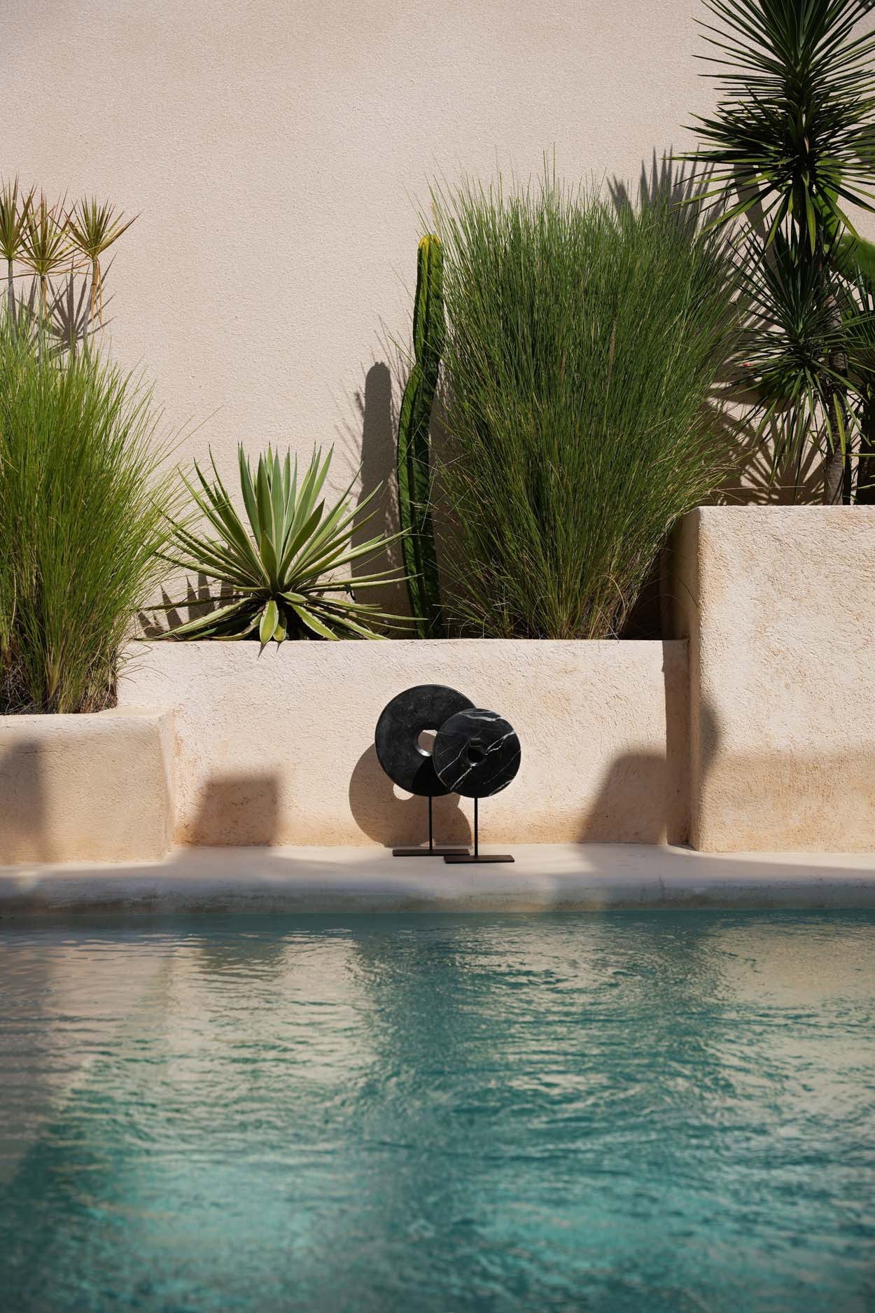 Elegant black marble disc decor in medium size – perfect for modern interiors