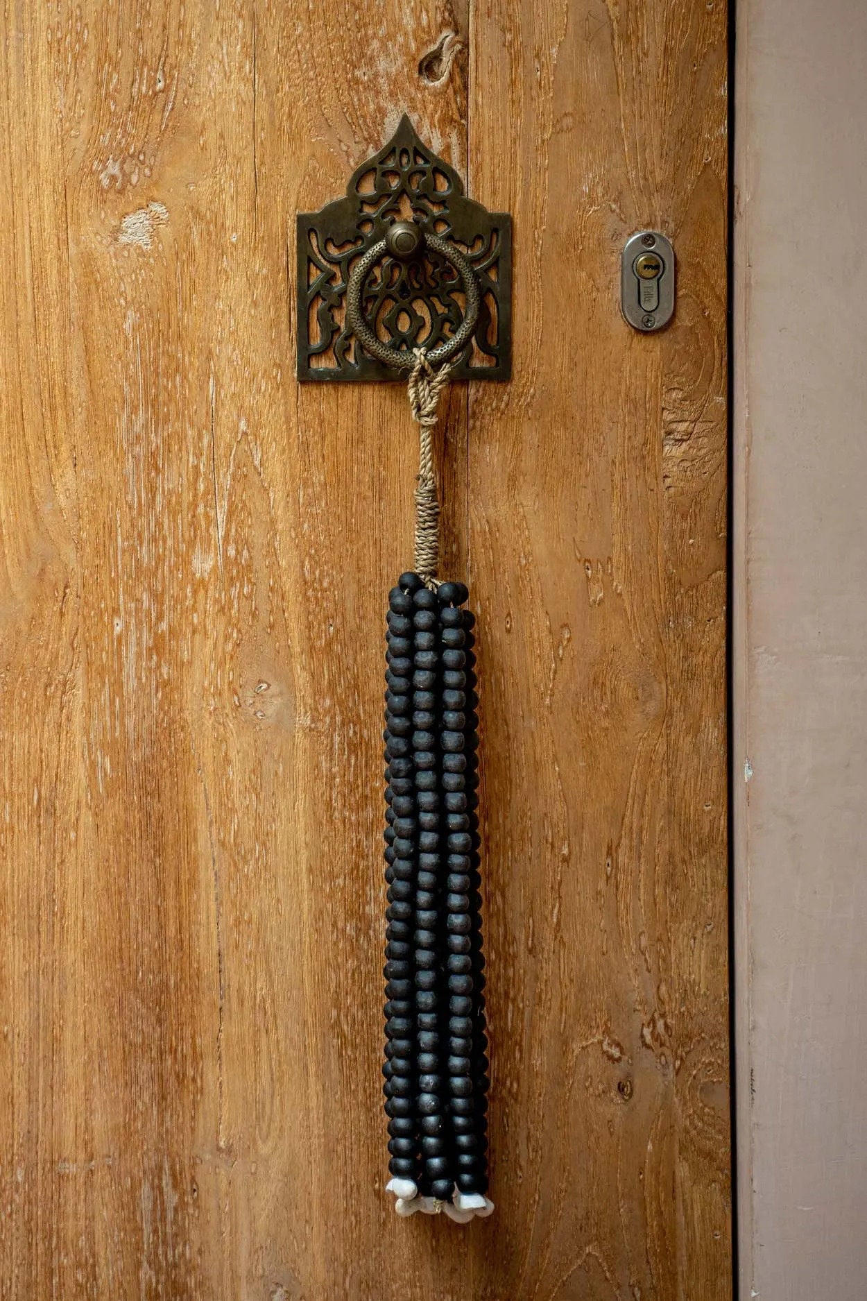 the-wooden-beads-tassel-black