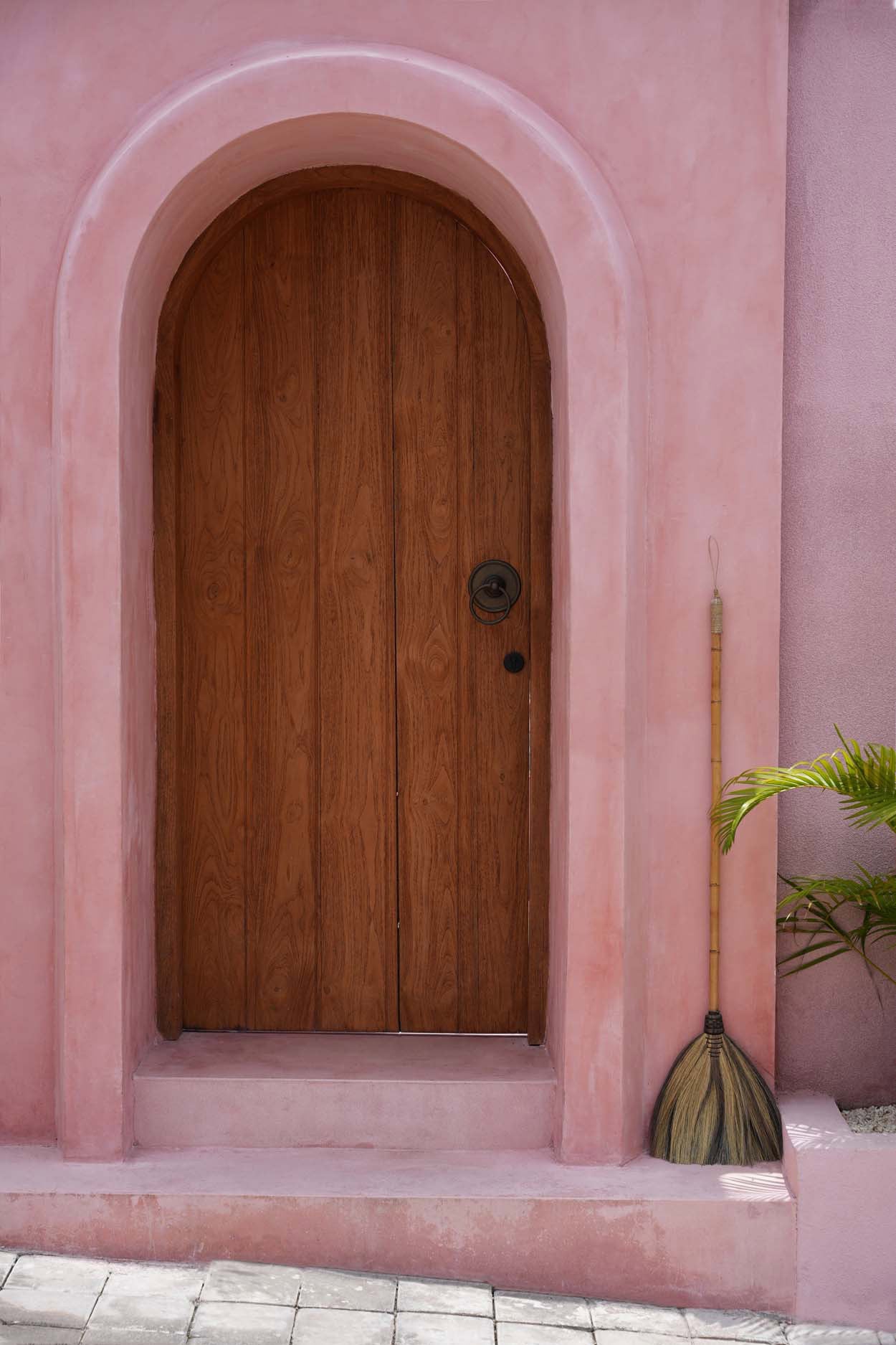 the-big-broom-natural-black