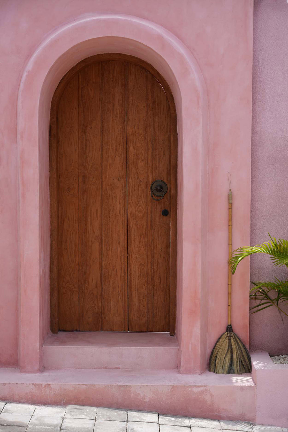 the-big-broom-natural-black