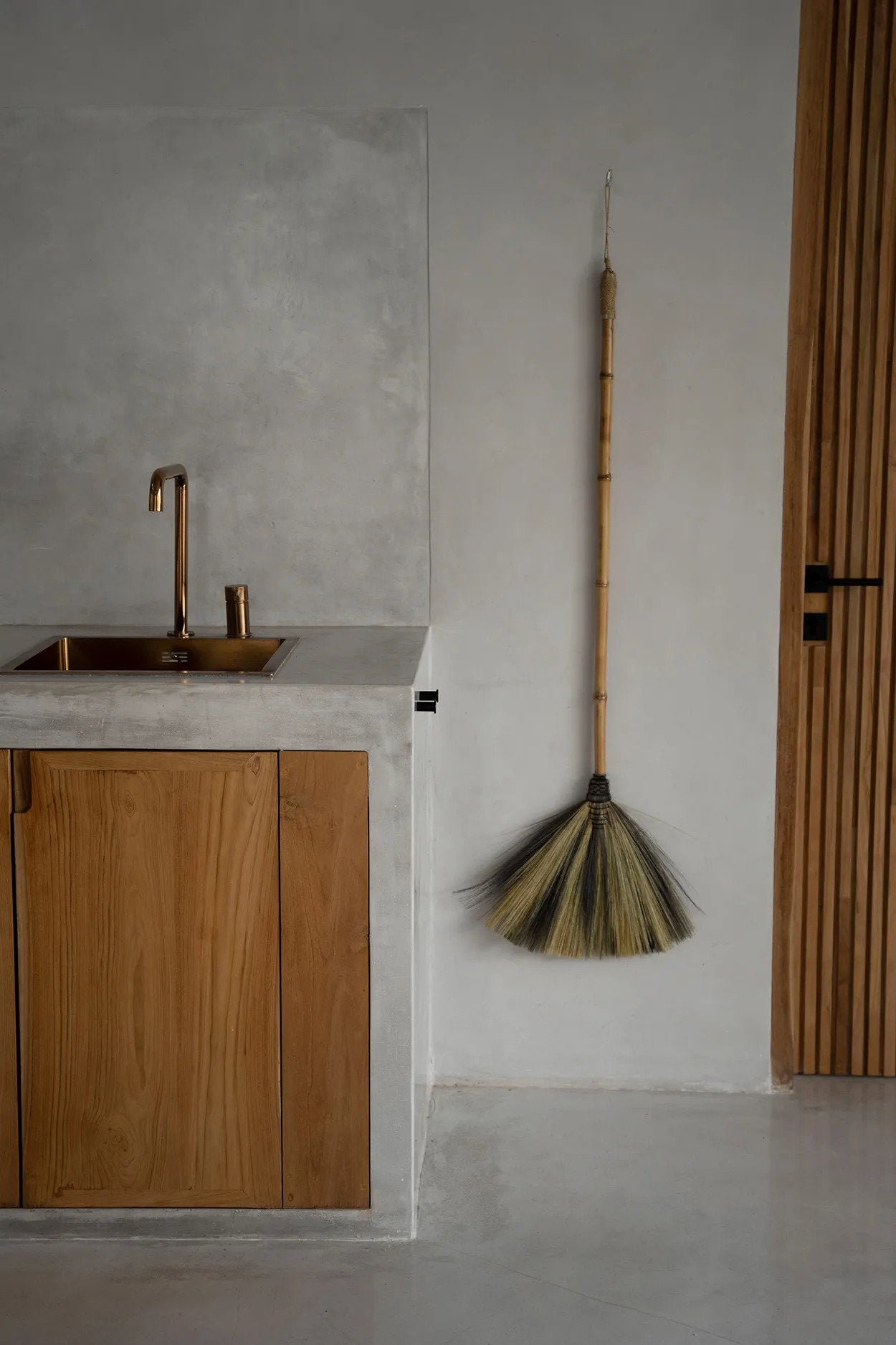 the-big-broom-natural-black