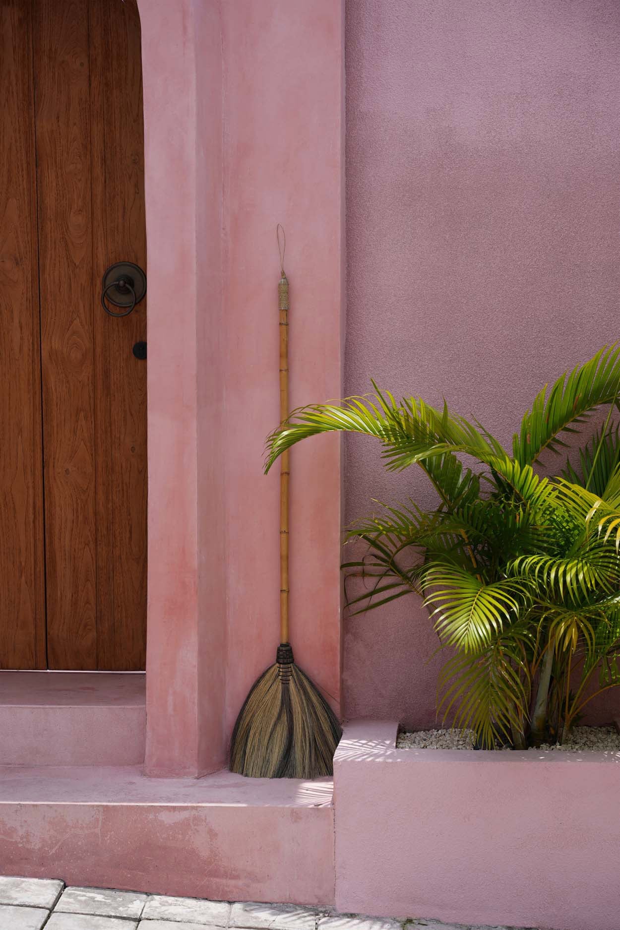 the-big-broom-natural-black