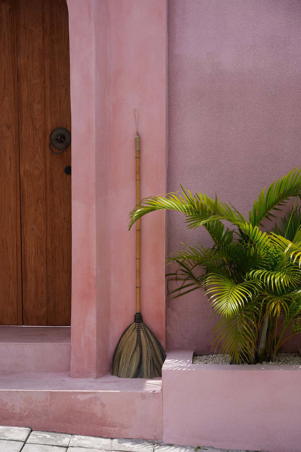 the-big-broom-natural-black