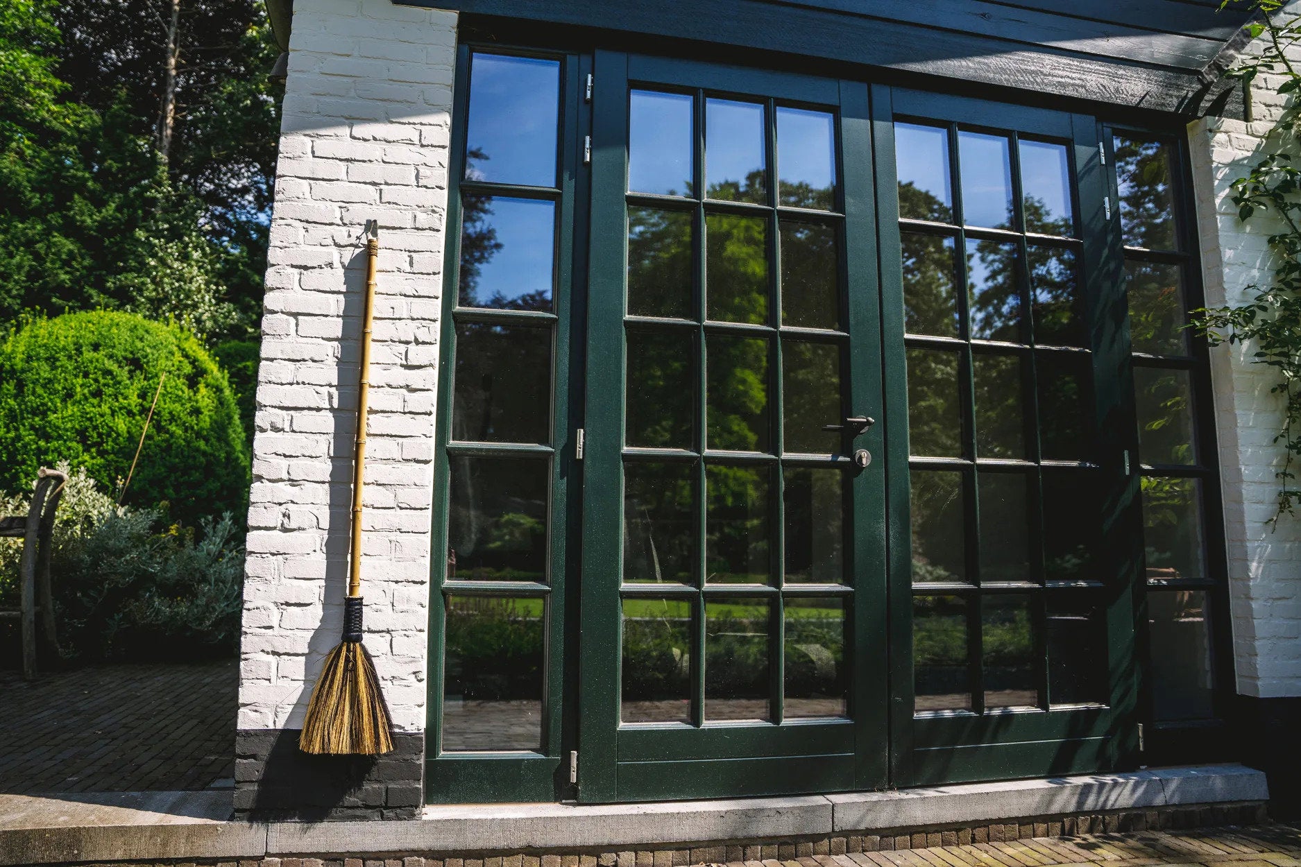 the-big-broom-natural-black