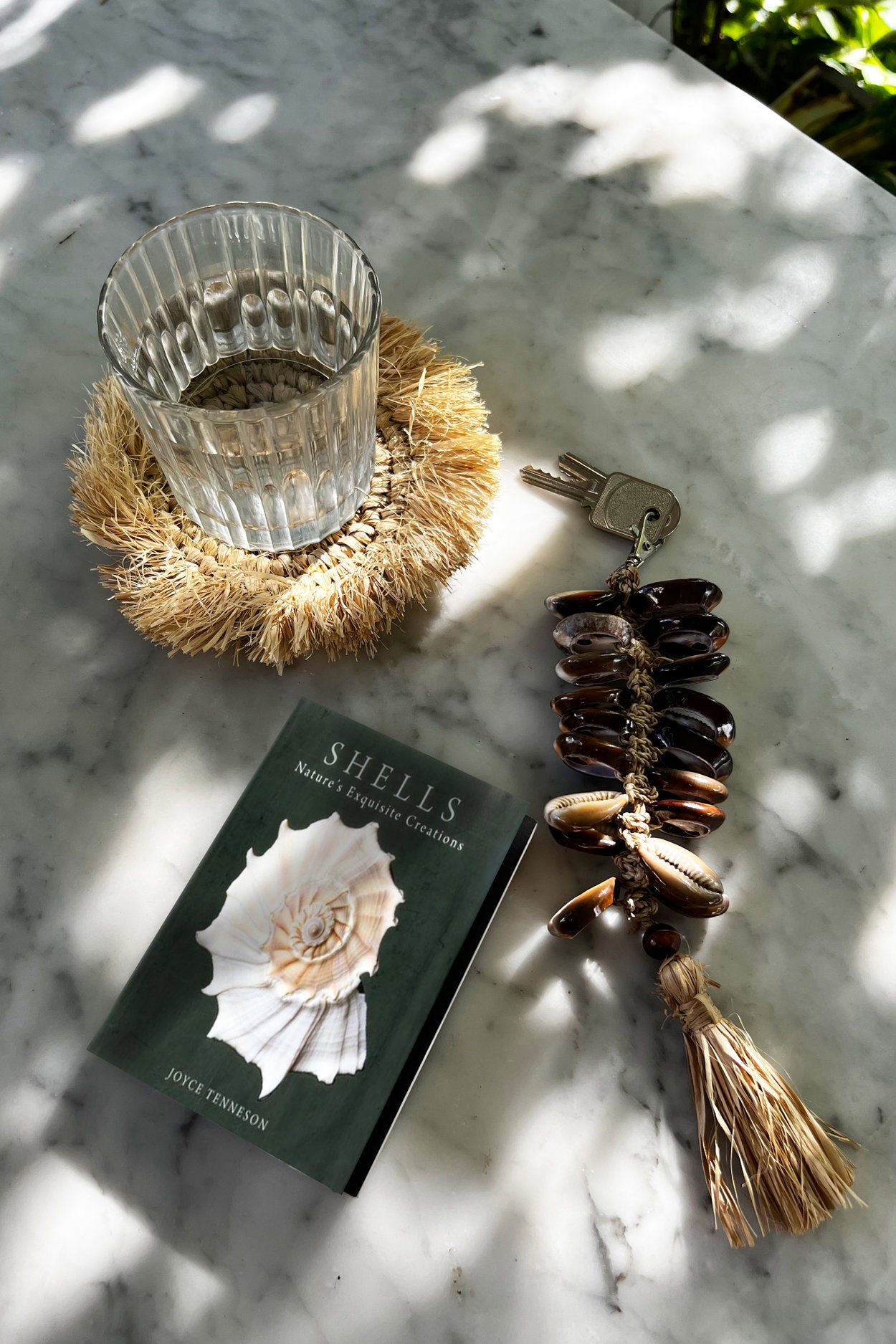 the-raffia-fishbone-keychain-natural-black