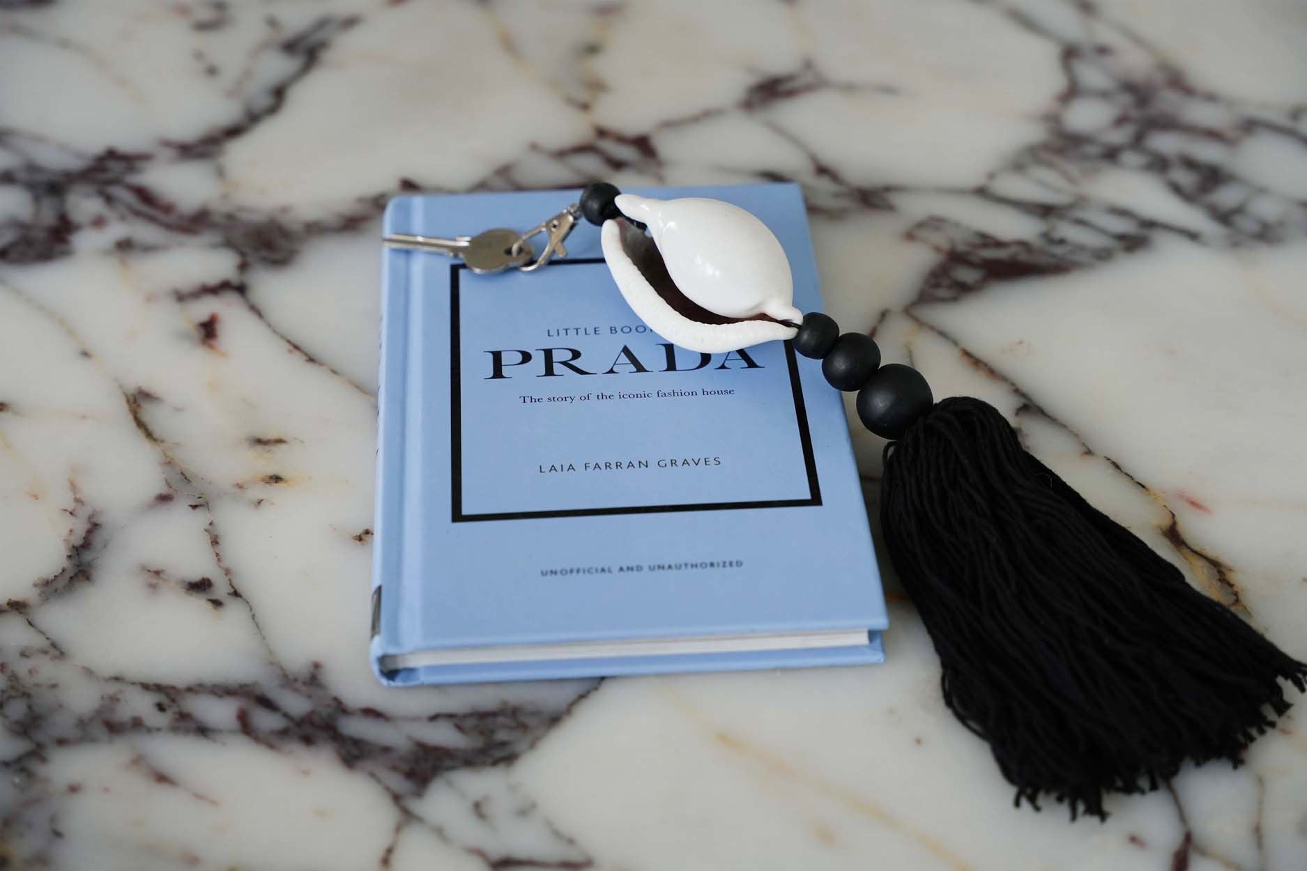 the-togian-keychain-black-white