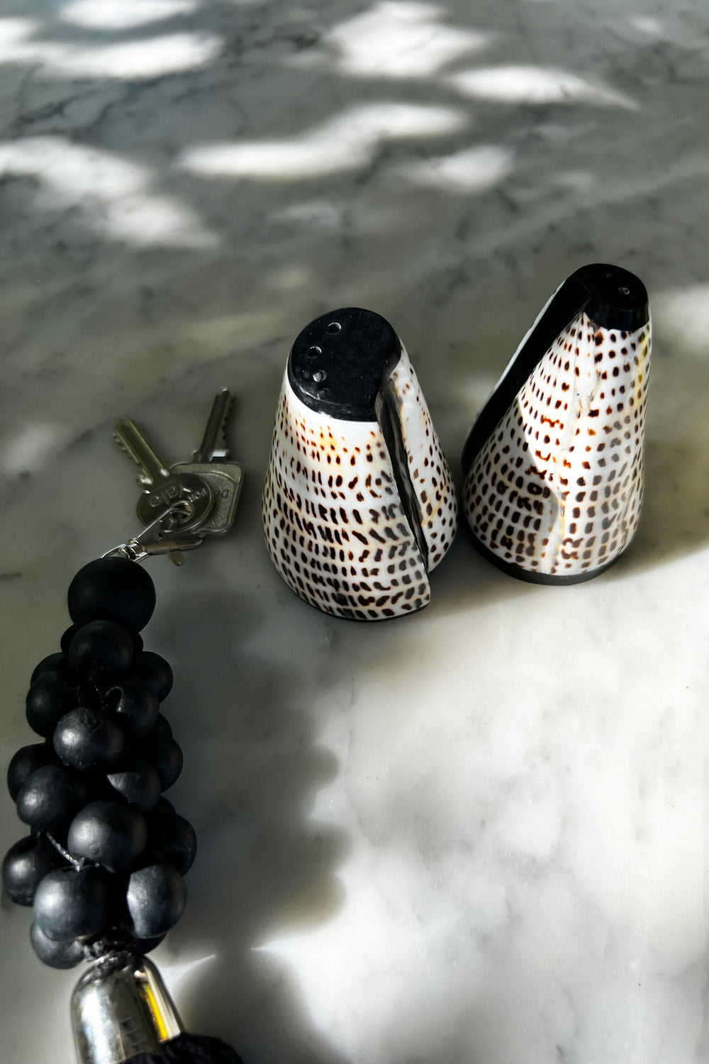 the-wooden-beads-keychain-black