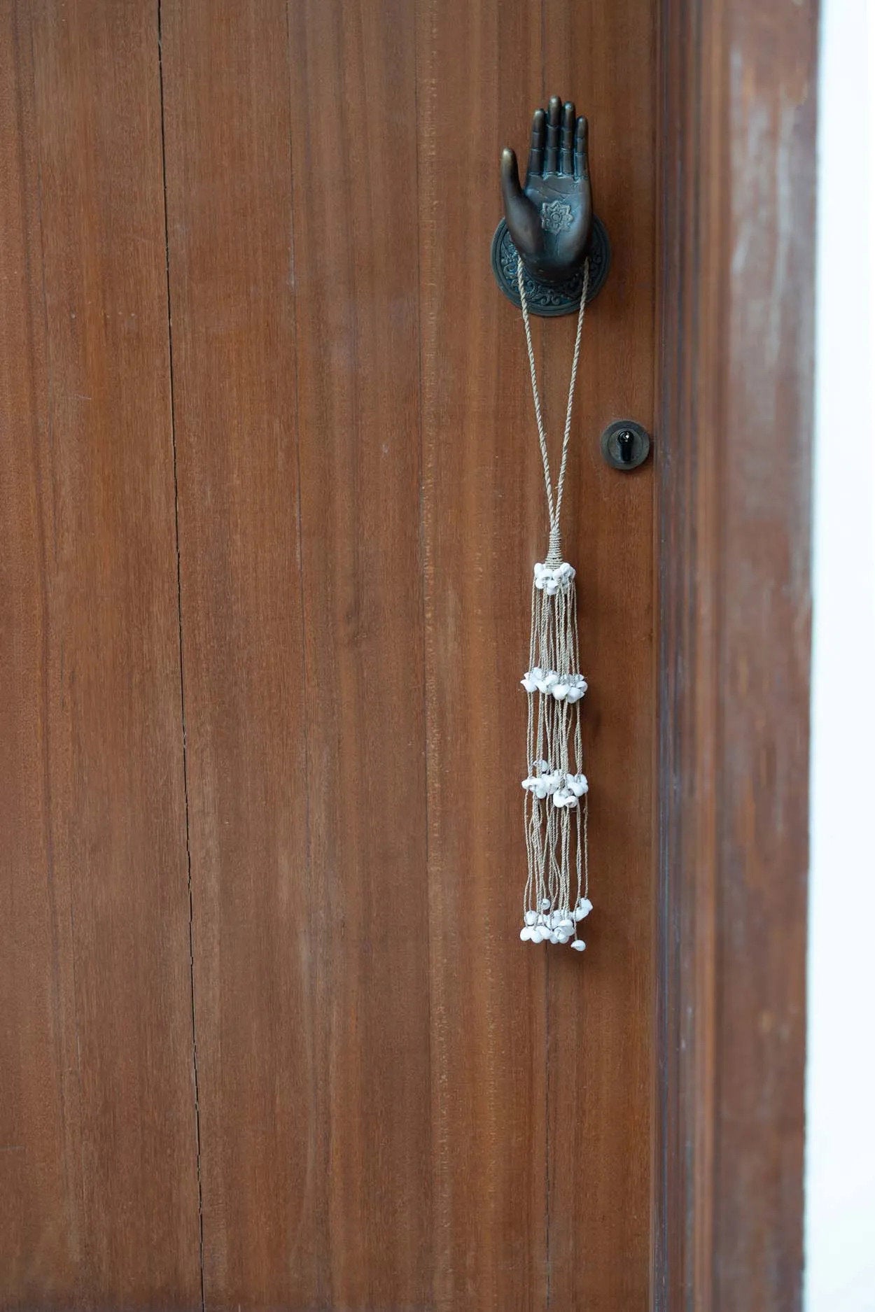the-long-shell-tassel-white