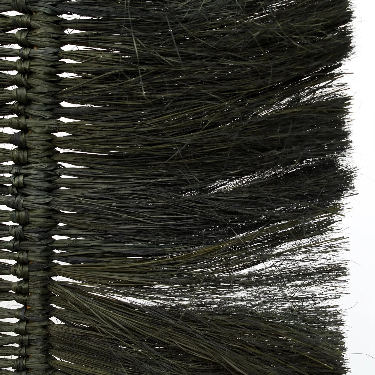 the-raffia-palmeira-black