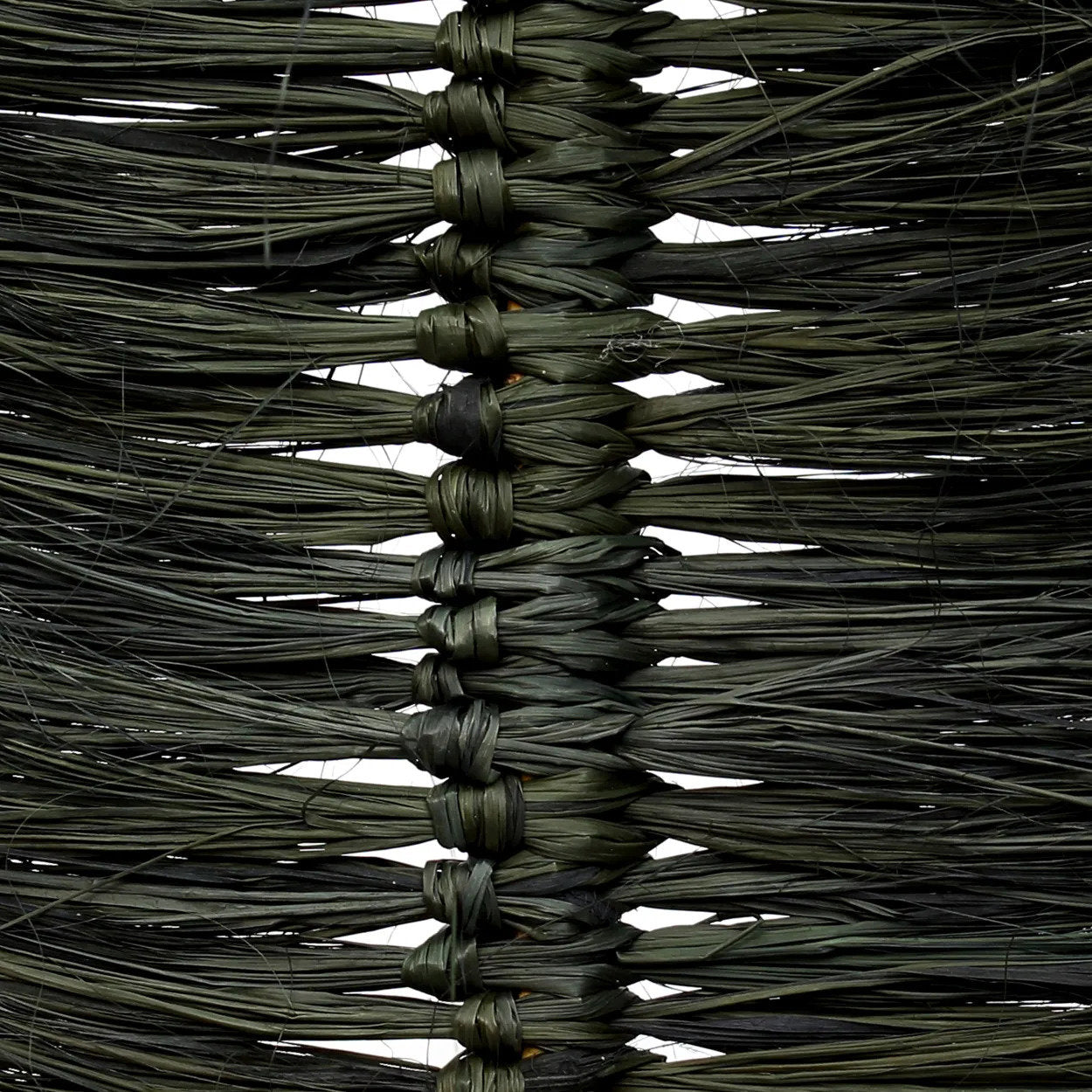 the-raffia-palmeira-black