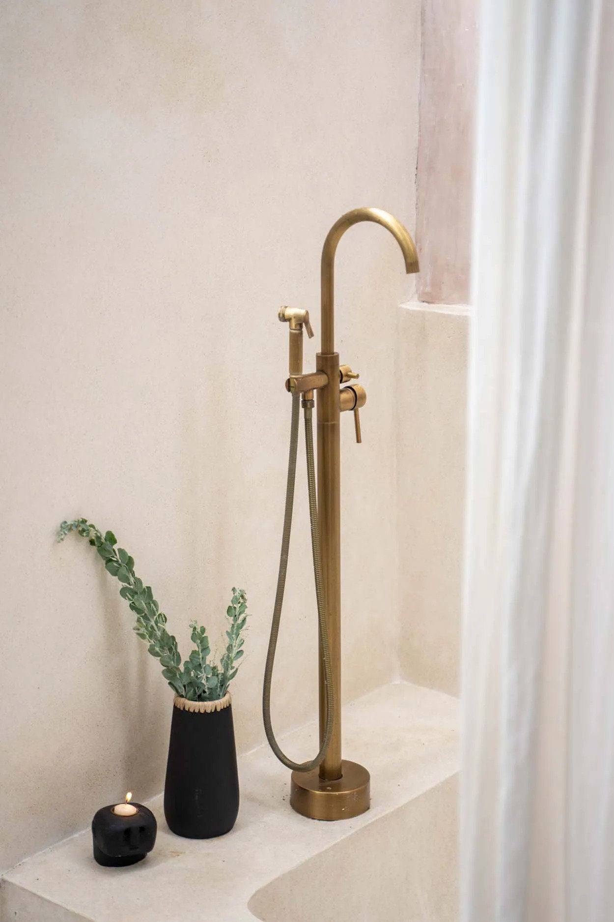 the-sneaky-vase-black-natural-m