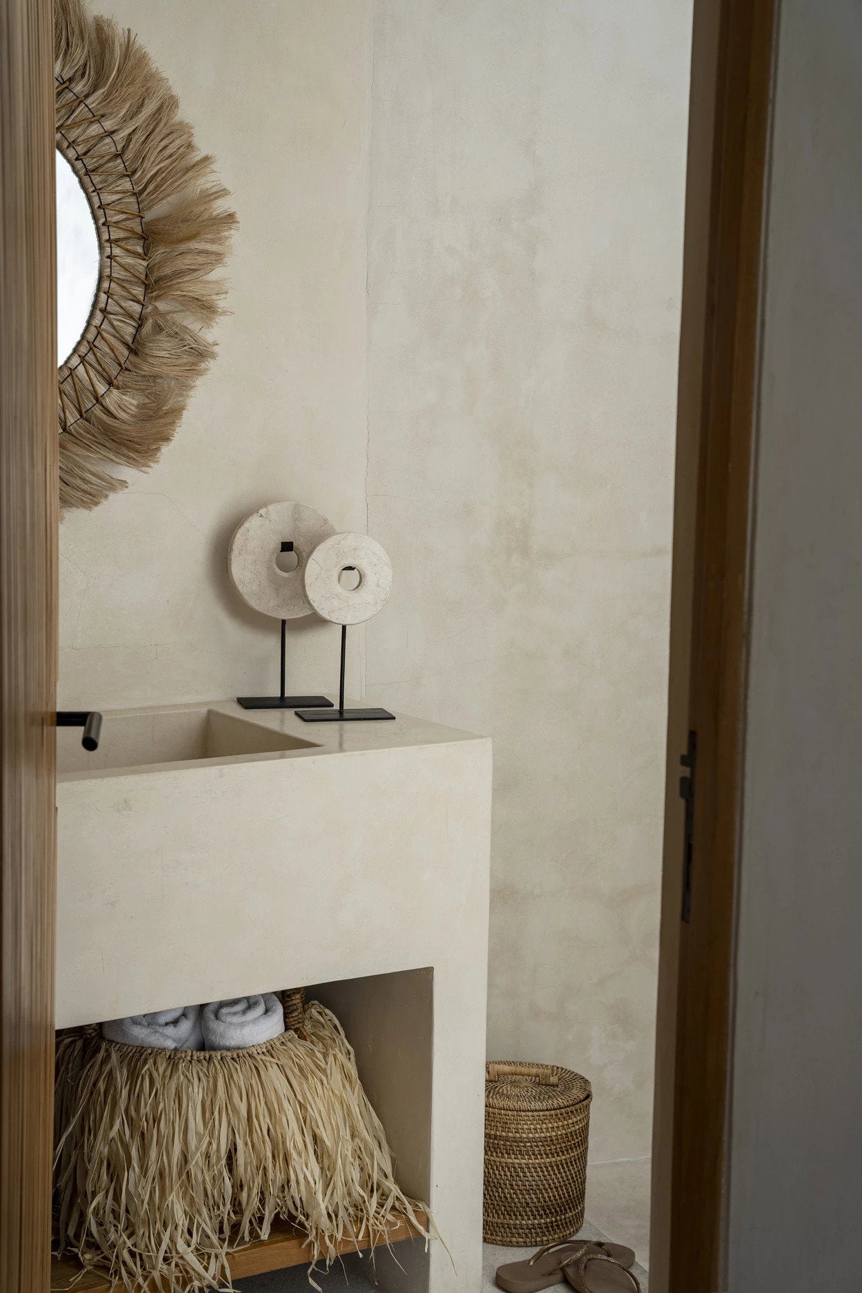 the-marble-disc-on-stand-white-s