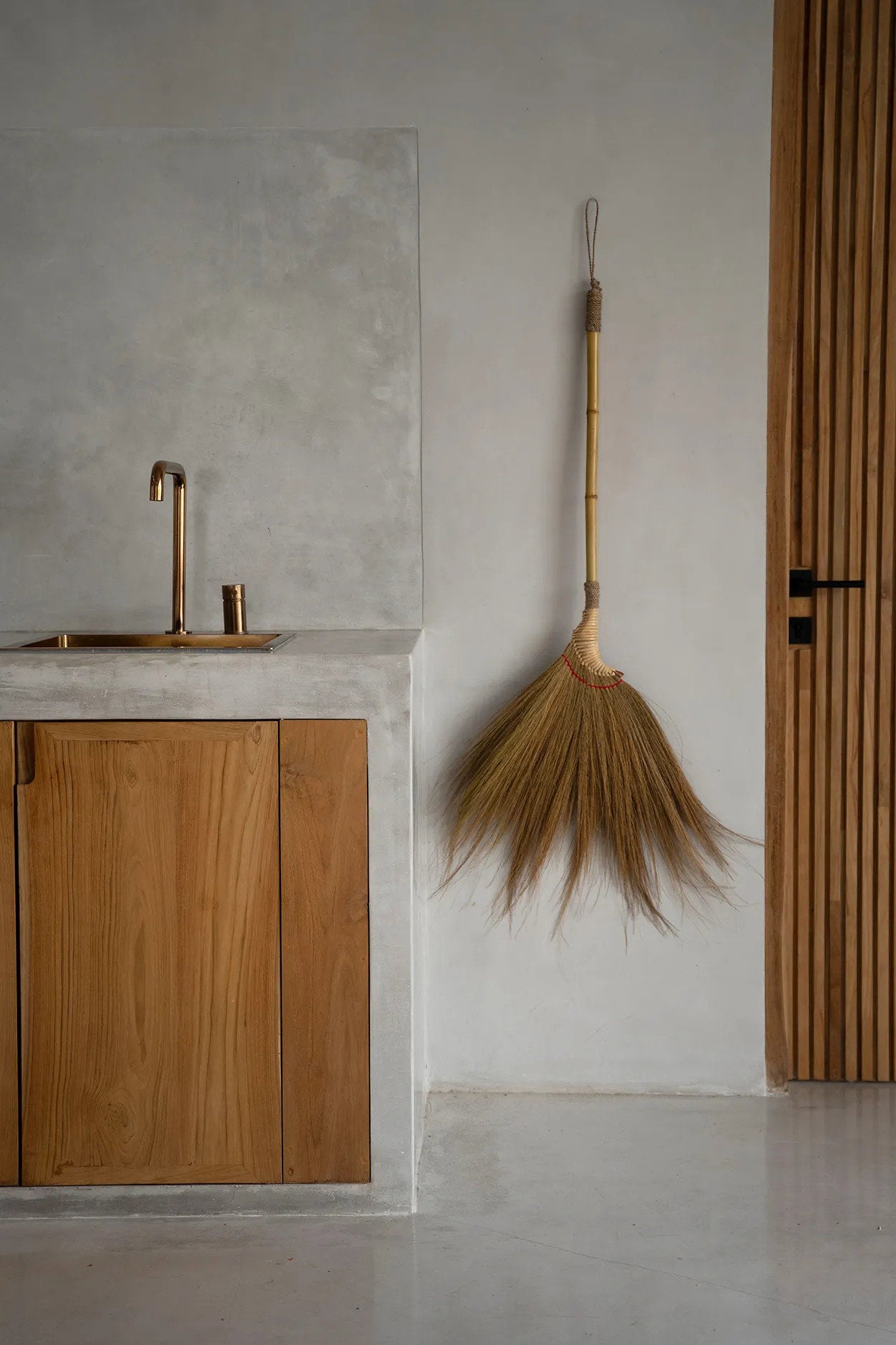 the-rayung-broom-natural