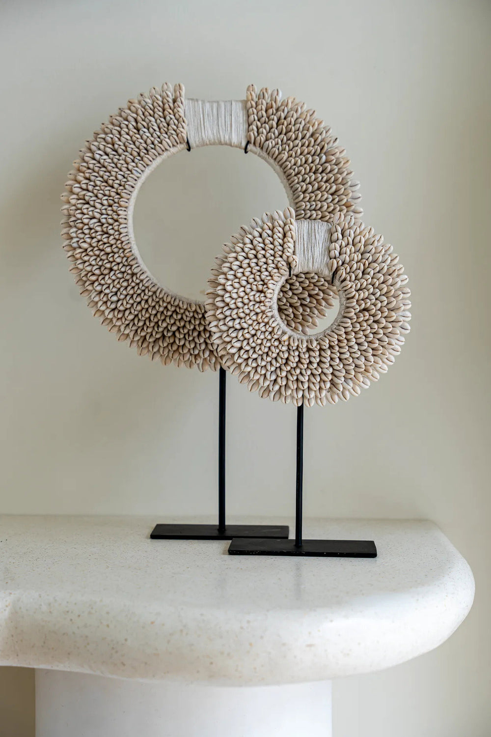 the-papua-shell-disc-on-stand-white-m