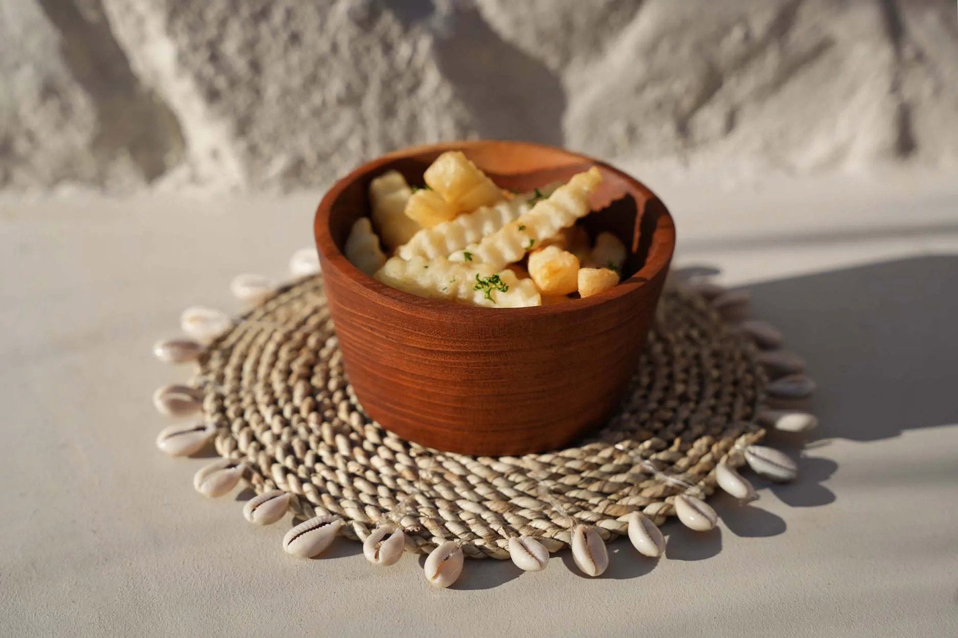 Handmade raffia shell coaster, heat-resistant and ideal for hot pans, drinks, or serving dishes.