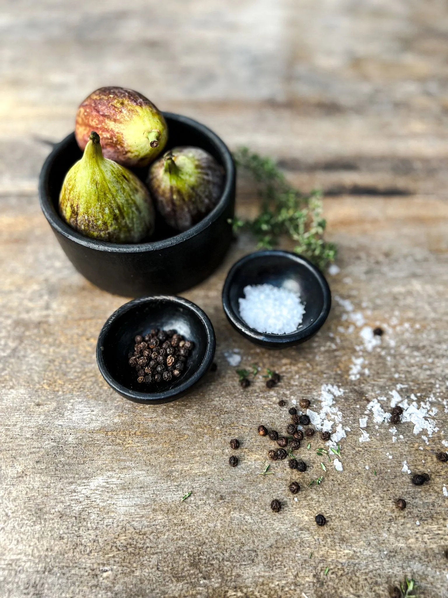 Black cylinder dish set, eco-friendly and durable, combining contemporary style with practical function.