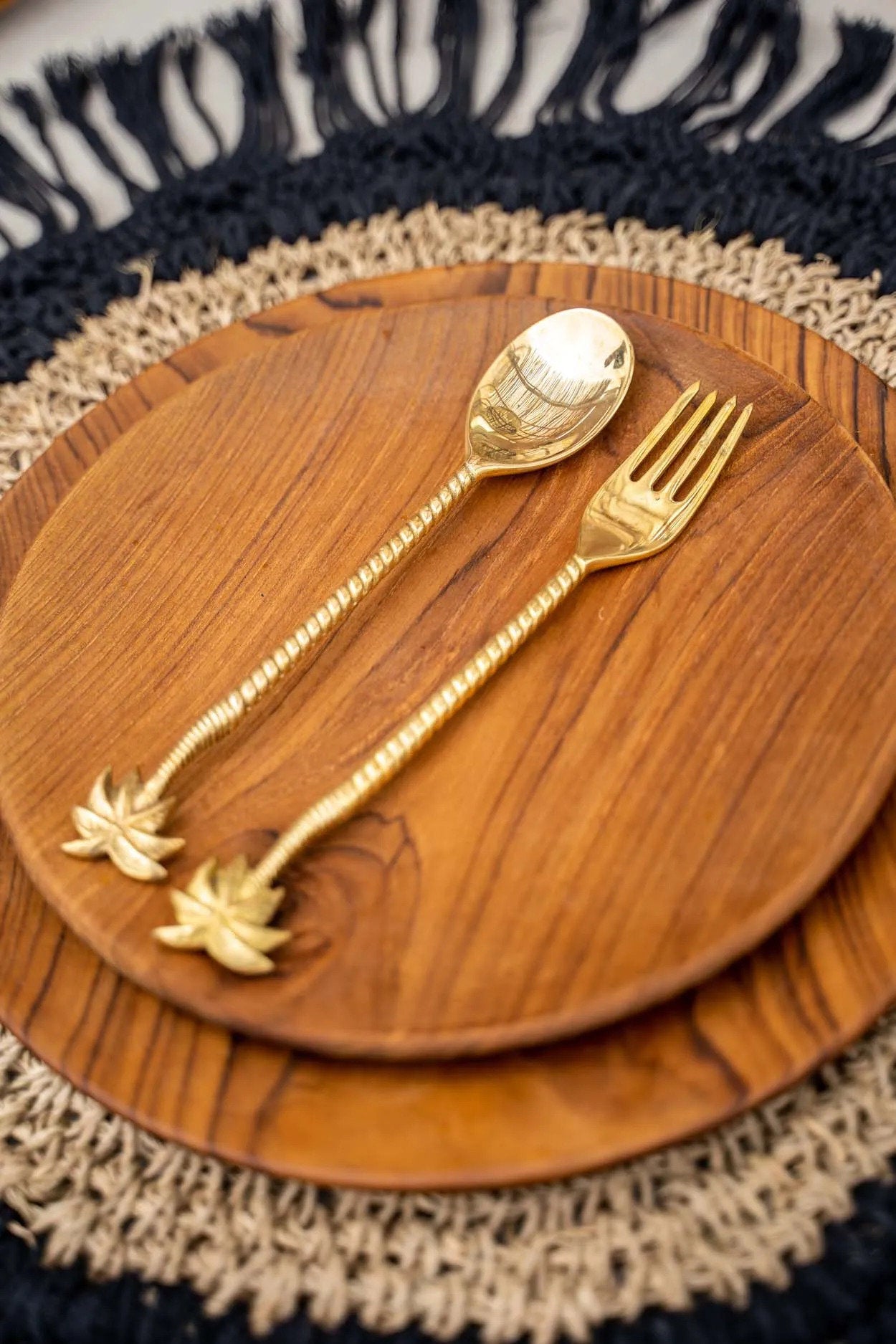 the-teak-root-round-plate-l