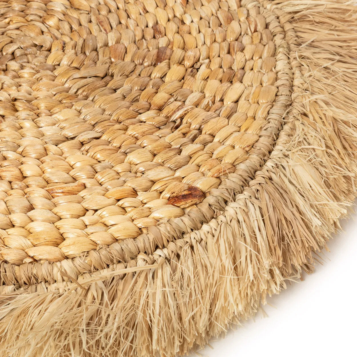 Woven water hyacinth placemat, eco-friendly and durable, perfect for everyday meals or special occasions.