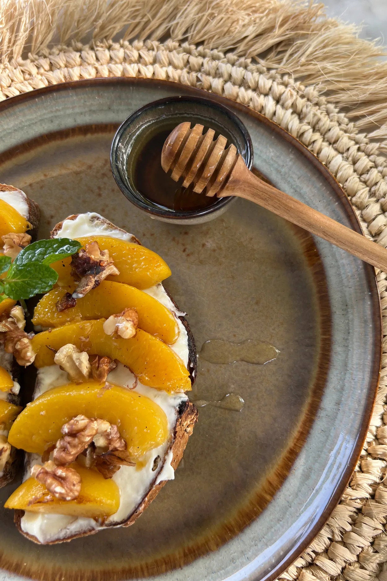 the-teak-root-honey-roller