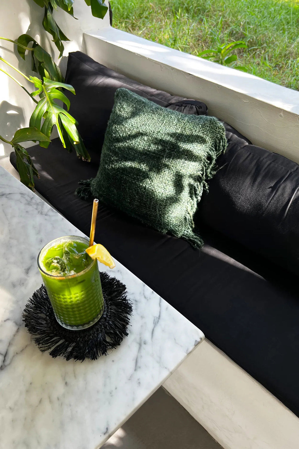 the-fringe-raffia-coaster-black