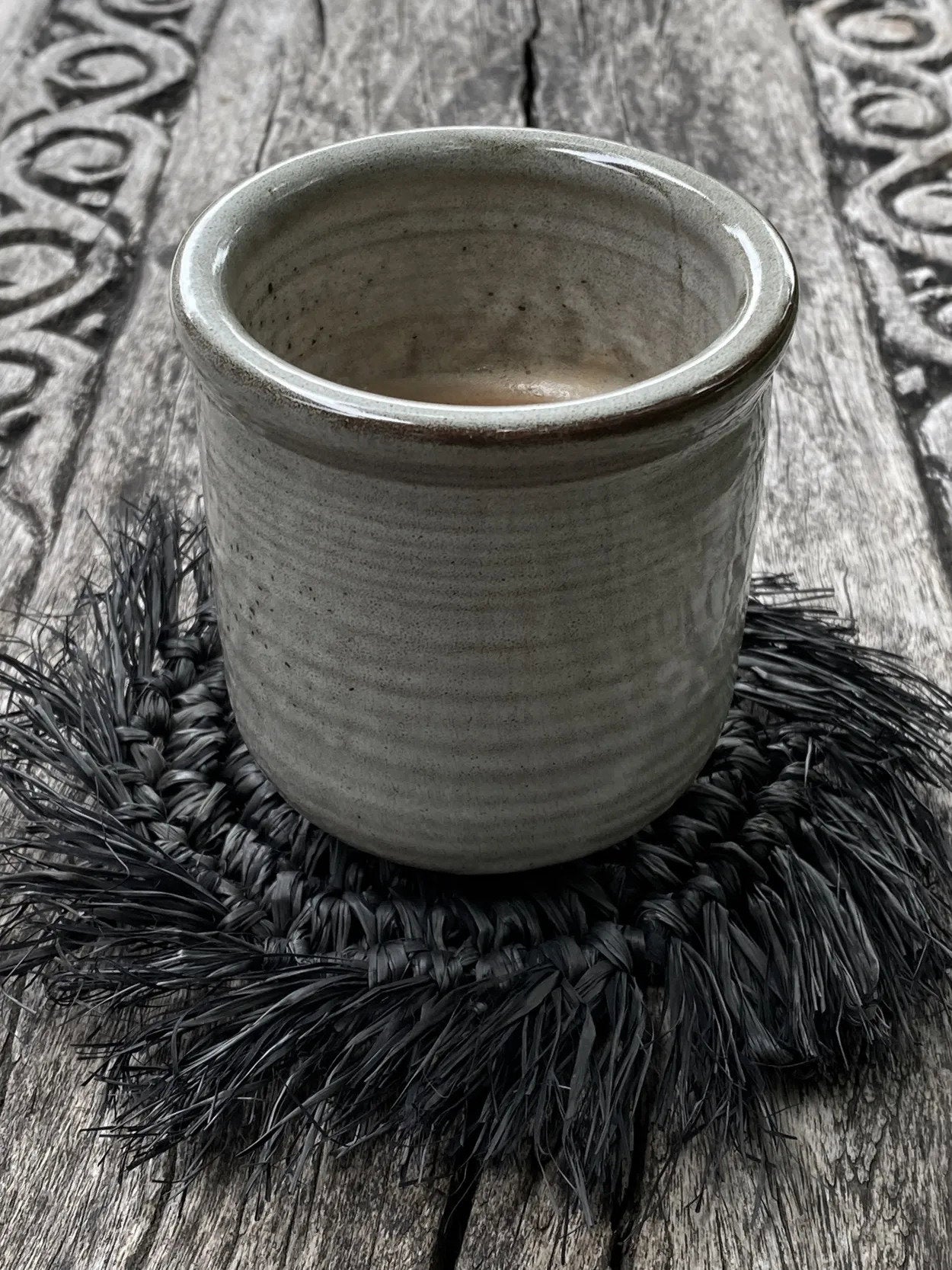 the-fringe-raffia-coaster-black