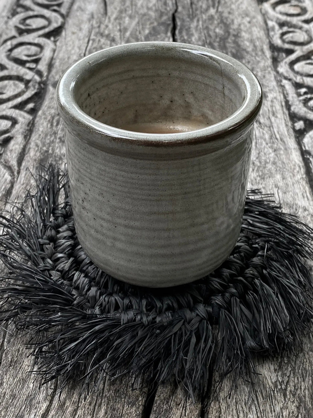 the-fringe-raffia-coaster-black