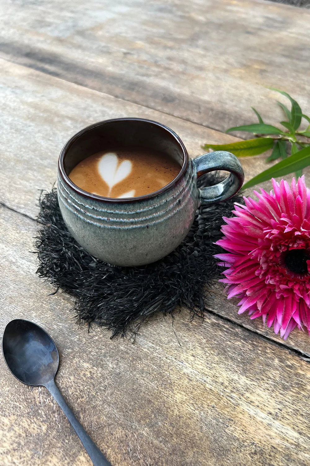 the-fringe-raffia-coaster-black