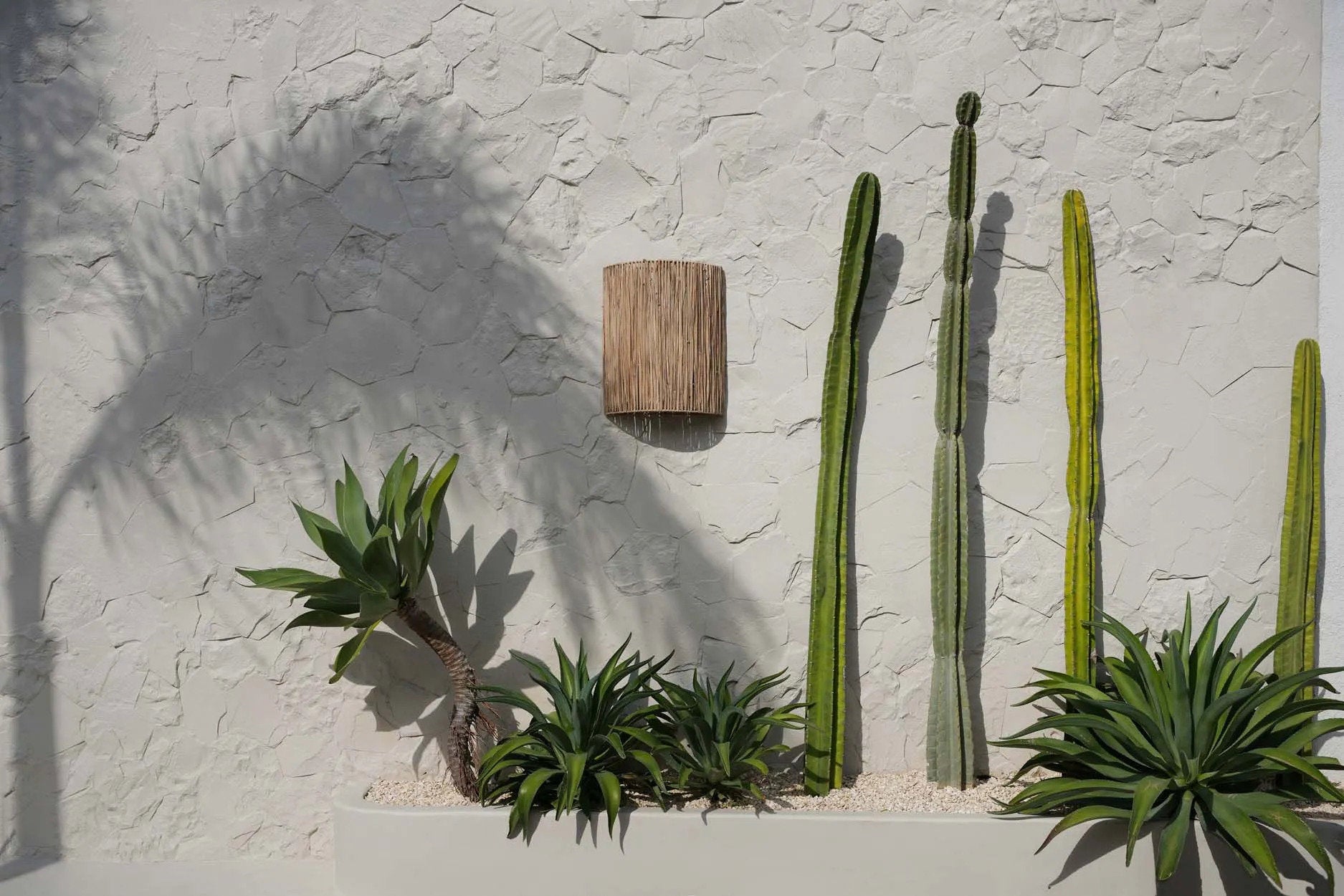 Natural wall lamp crafted from sustainable sisal, perfect for adding depth and relaxed charm to hallways, patios, or entryways.