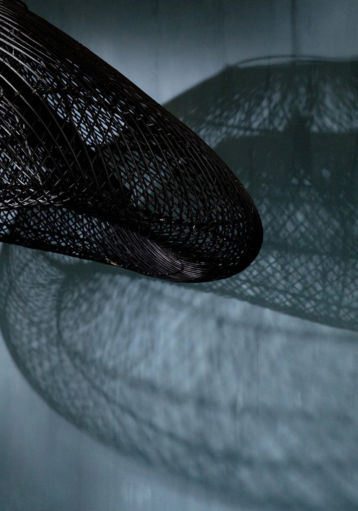 the-cloud-pendant-black-xxl