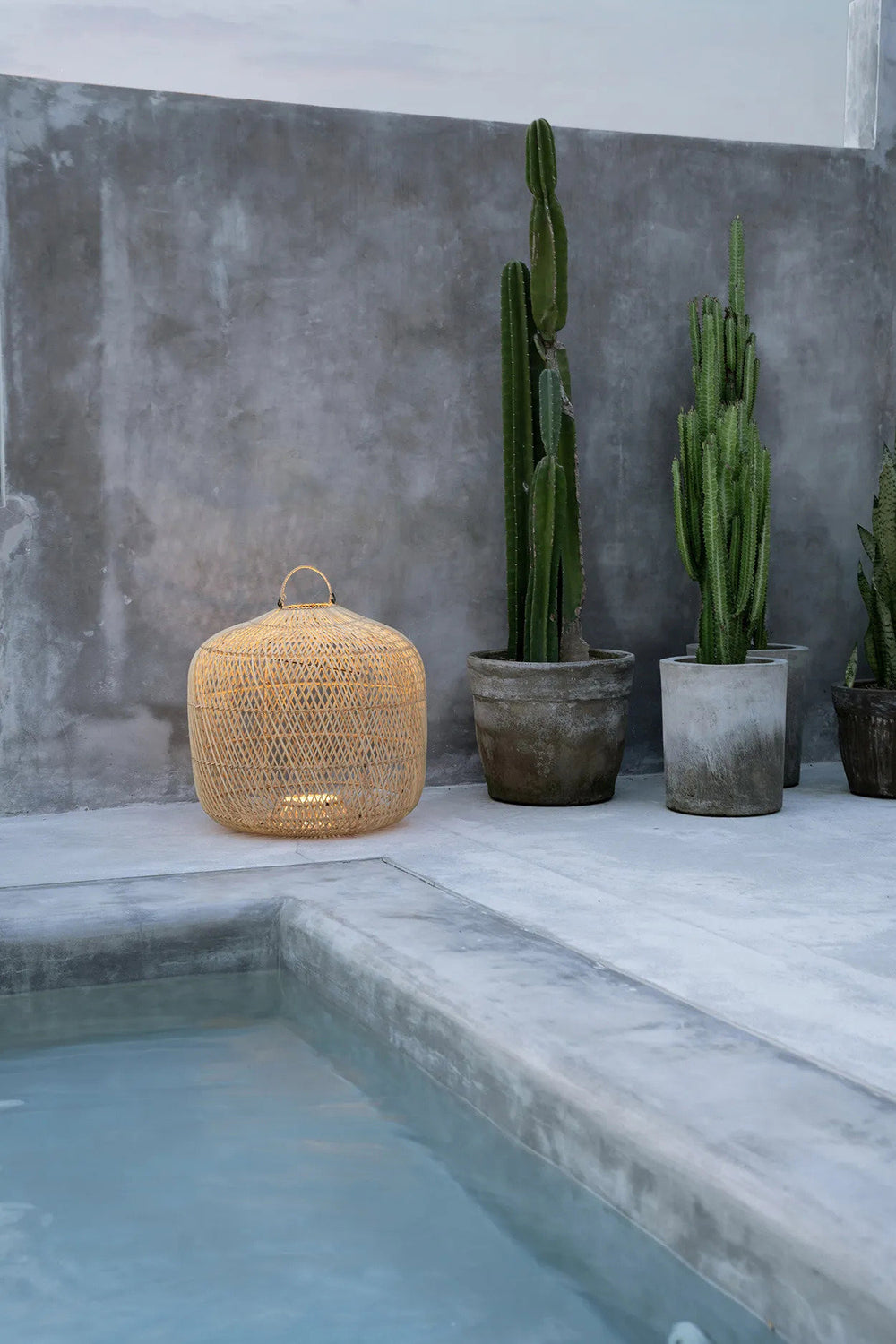 the-batu-bolong-pendant-natural-l