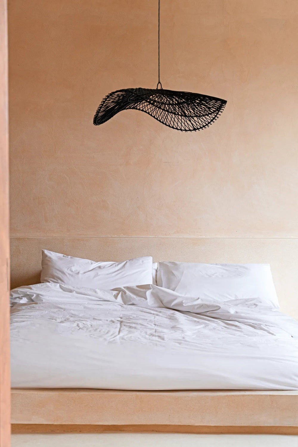 the-chapeau-pendant-black-l