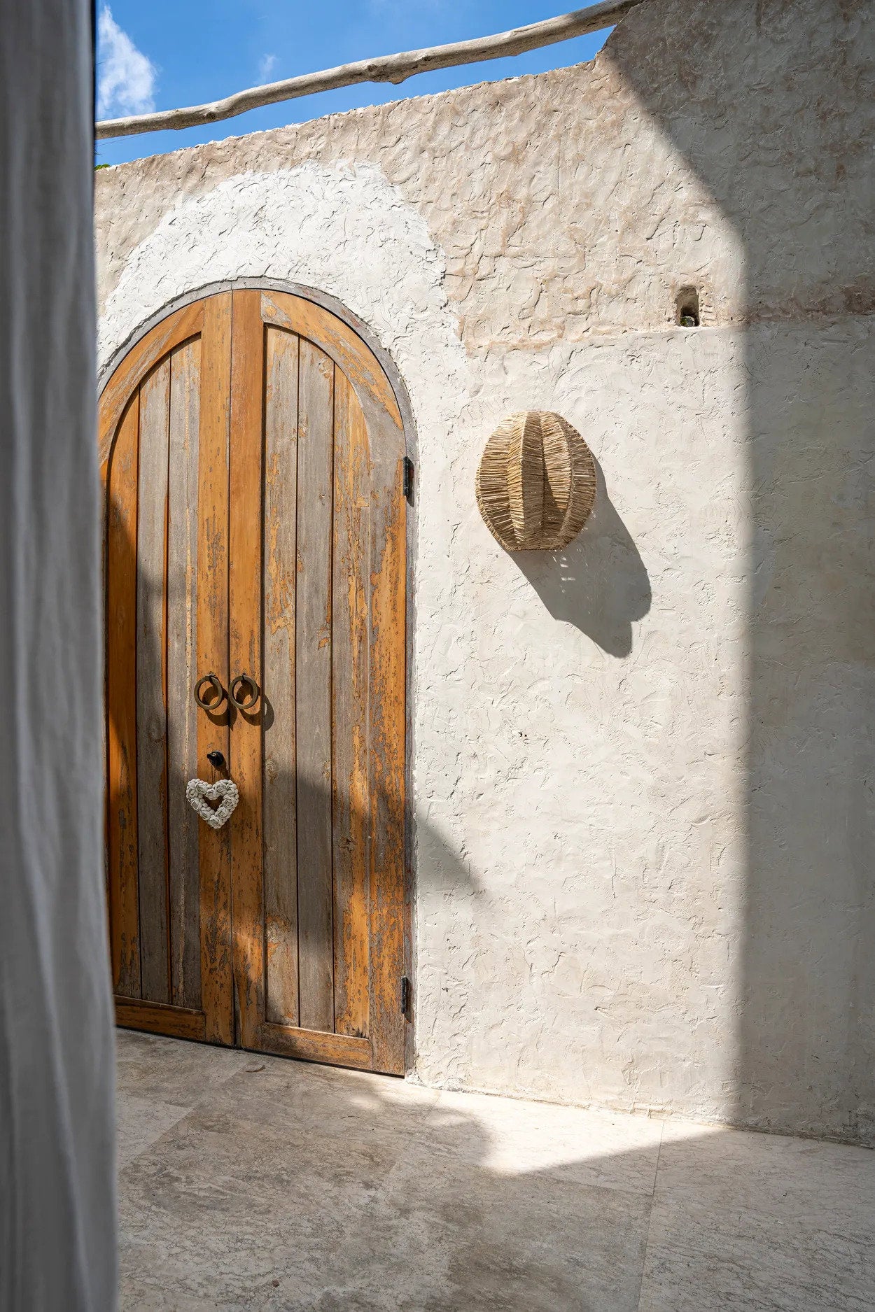 Close-up of The Avanti’s woven raffia texture, highlighting the artisanal craftsmanship and subtle color variations.