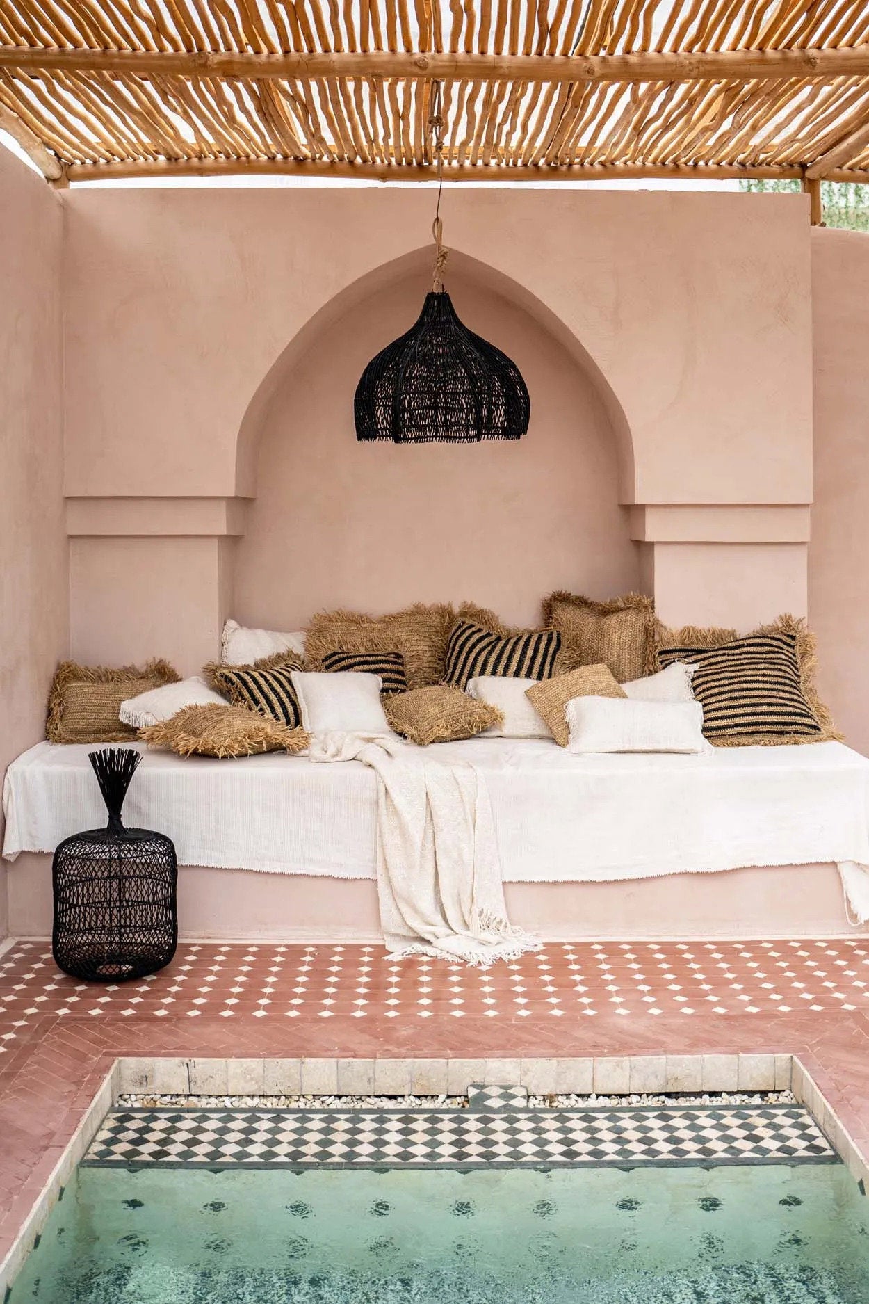 the-whipped-pendant-black-m