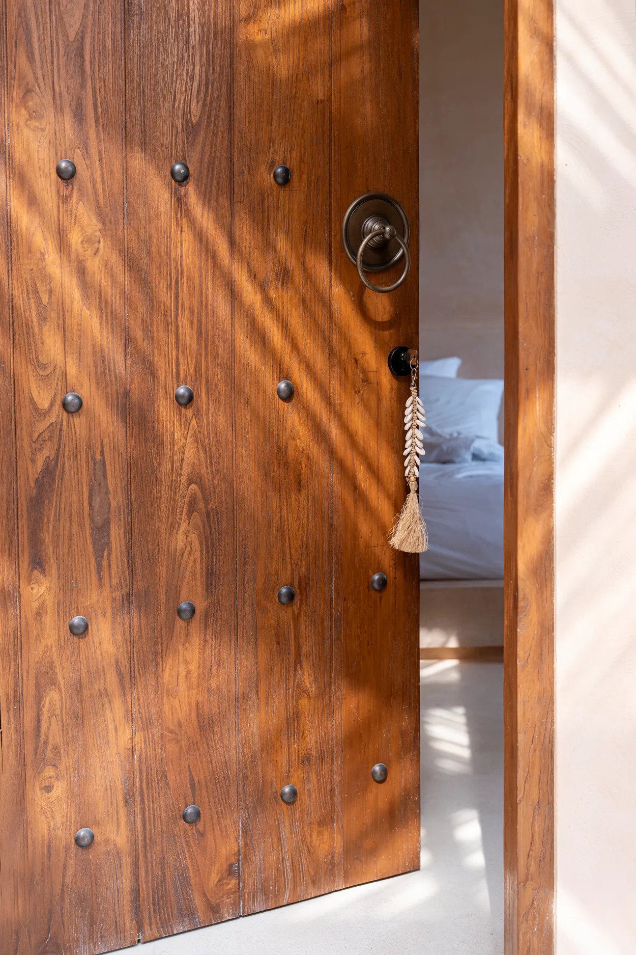 the-raffia-fishbone-keychain-natural-white