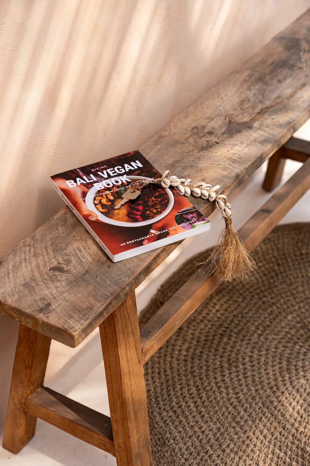 the-raffia-fishbone-keychain-natural-white