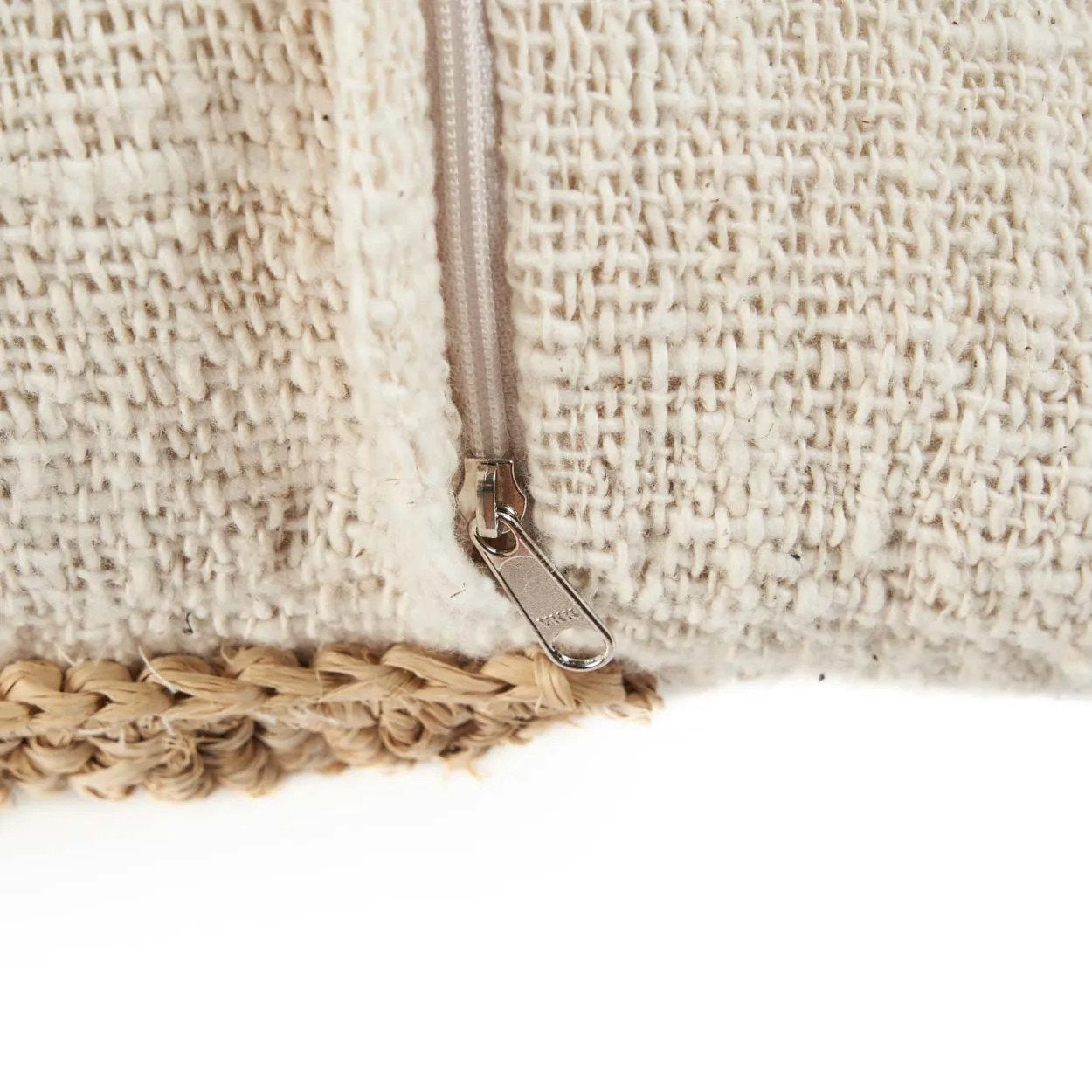 Square cushion cover made of raffia and cotton for a natural touch