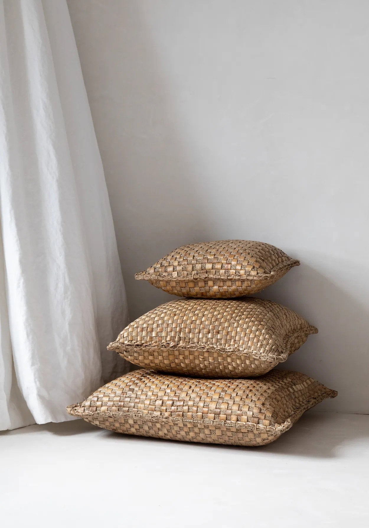 Handmade water hyacinth cushion 40x40 for your sofa, stylish and sustainable.