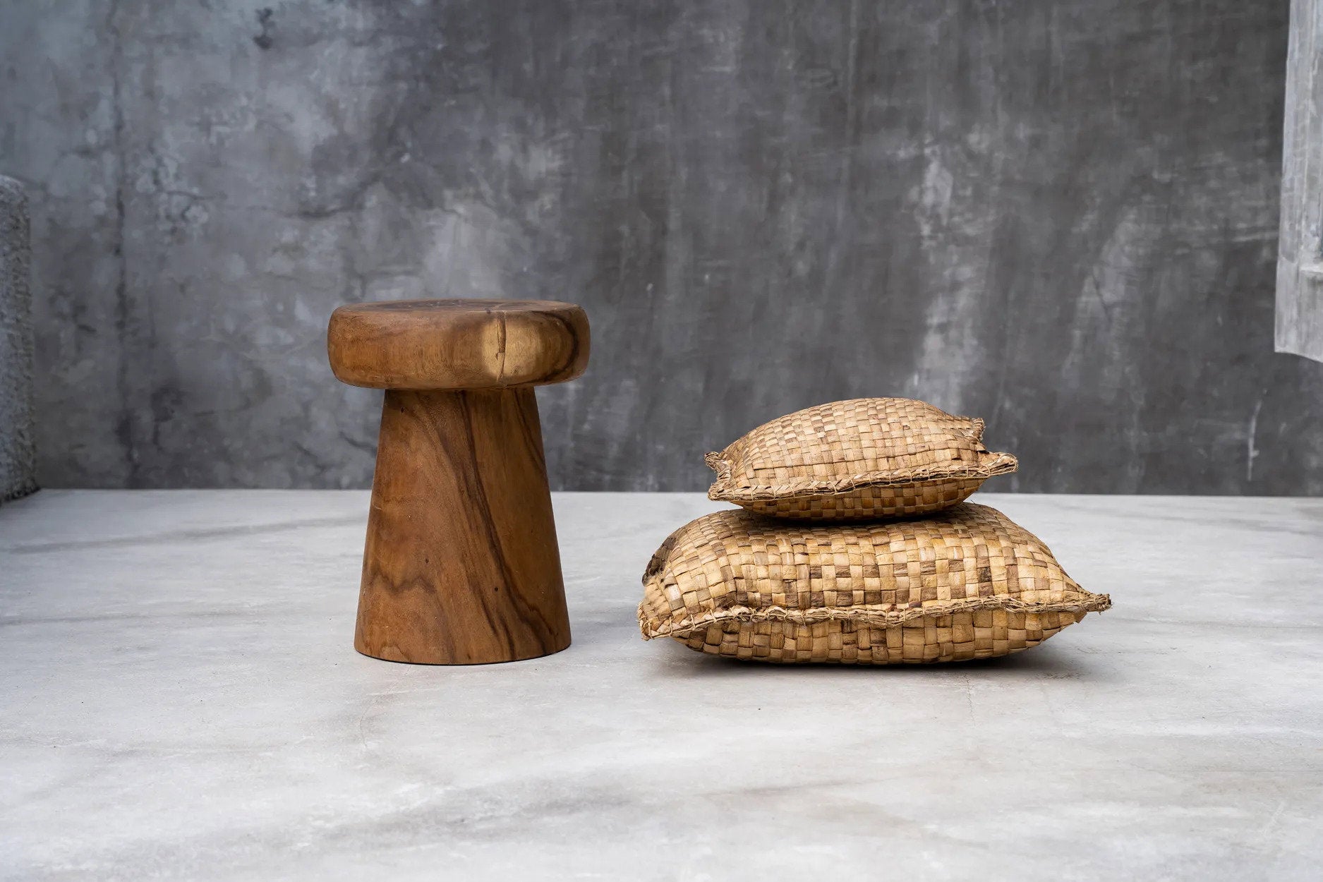 Comfortable water hyacinth cushion 40x40, ideal for a relaxed coastal vibe.