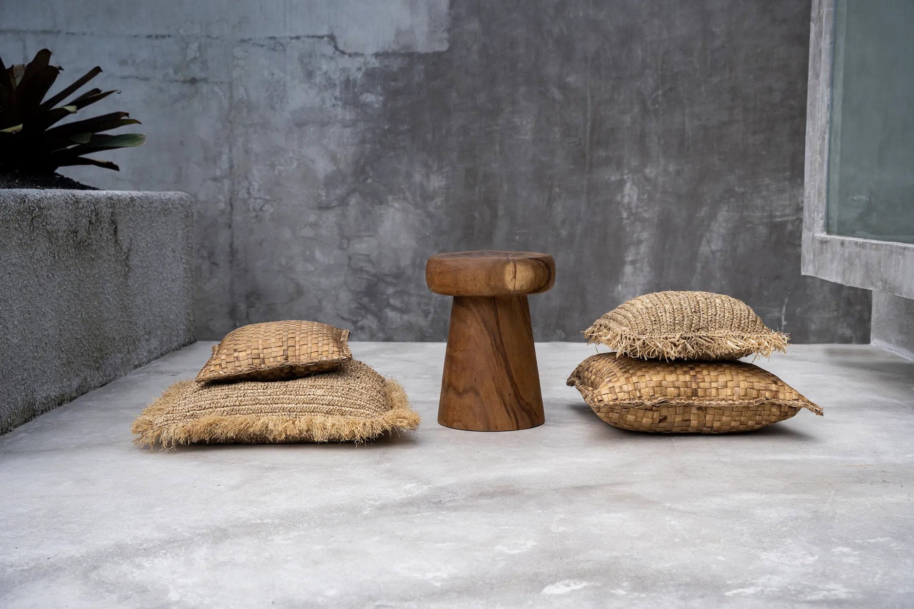 Stylish water hyacinth cushion 40x40, ideal for coastal and coastal-inspired interiors.