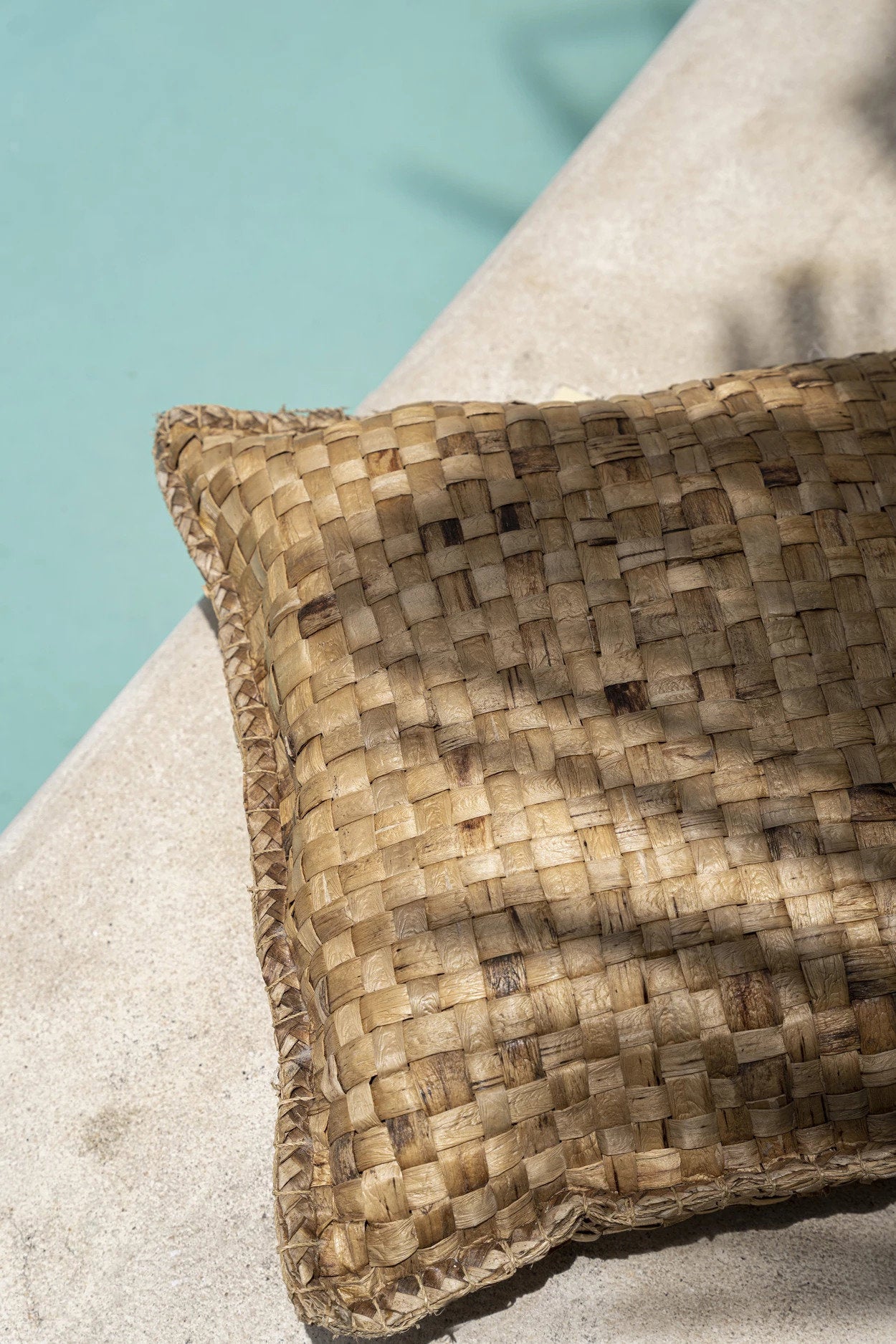 Durable water hyacinth cushion 40x40, perfect for adding charm to your lounge.