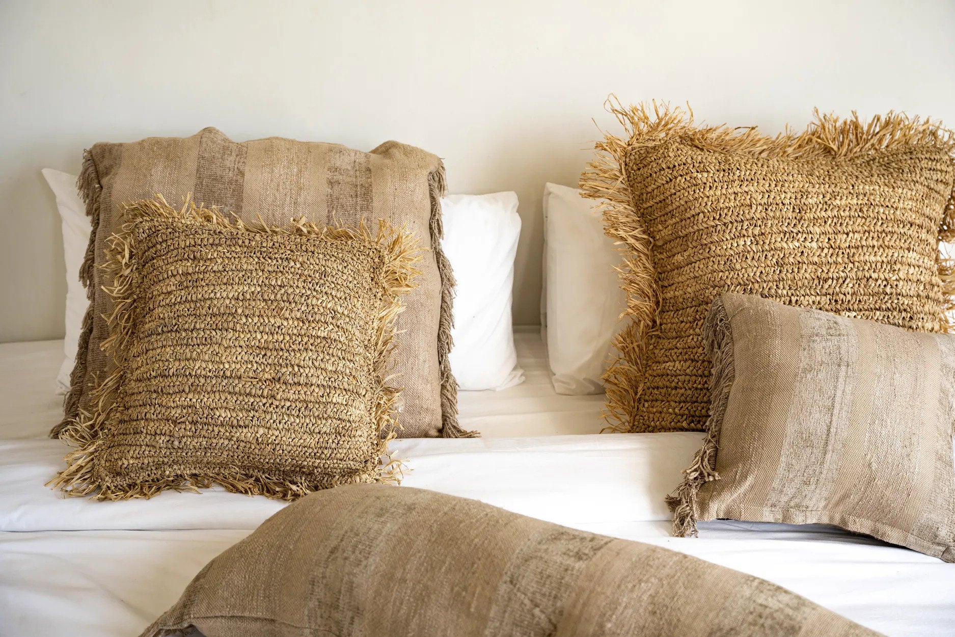 Enhance your sofa with a stylish 40x40 raffia decorative cushion cover.